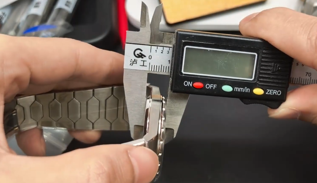 Vacheron Constantin Overseas 4500V & 2000V Super Clone Guide: ZF / PPF Maltese Cross & Calibre 5100 — Vc 222 Case Thickness Side-by-Side Comparison